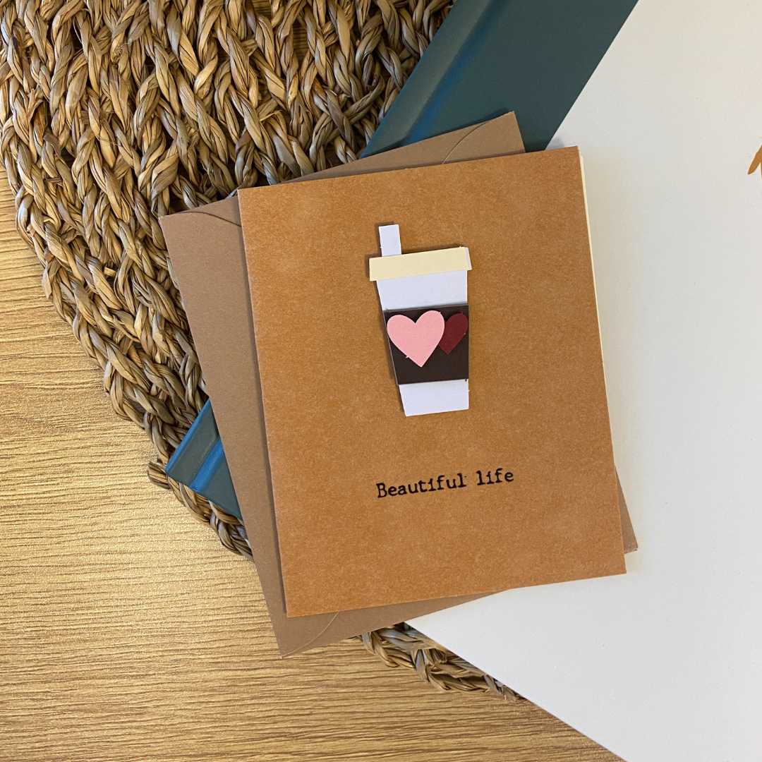 Carte de souhaits en papier kraft avec une image de café et coeurs.