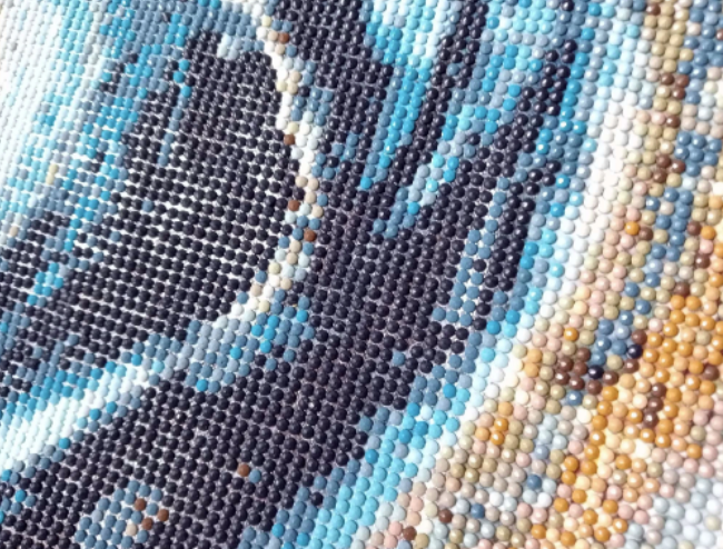 image abstraite dans les tons de bleu et or fait en peinture à diamants.