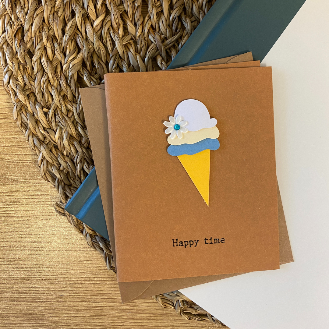 Carte de souhaits en papier kraft avec une image de cornet de crème glacée.