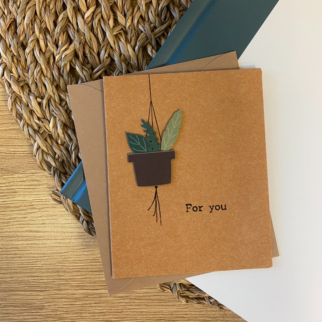 Carte de souhaits en papier kraft avec une image de plante.
