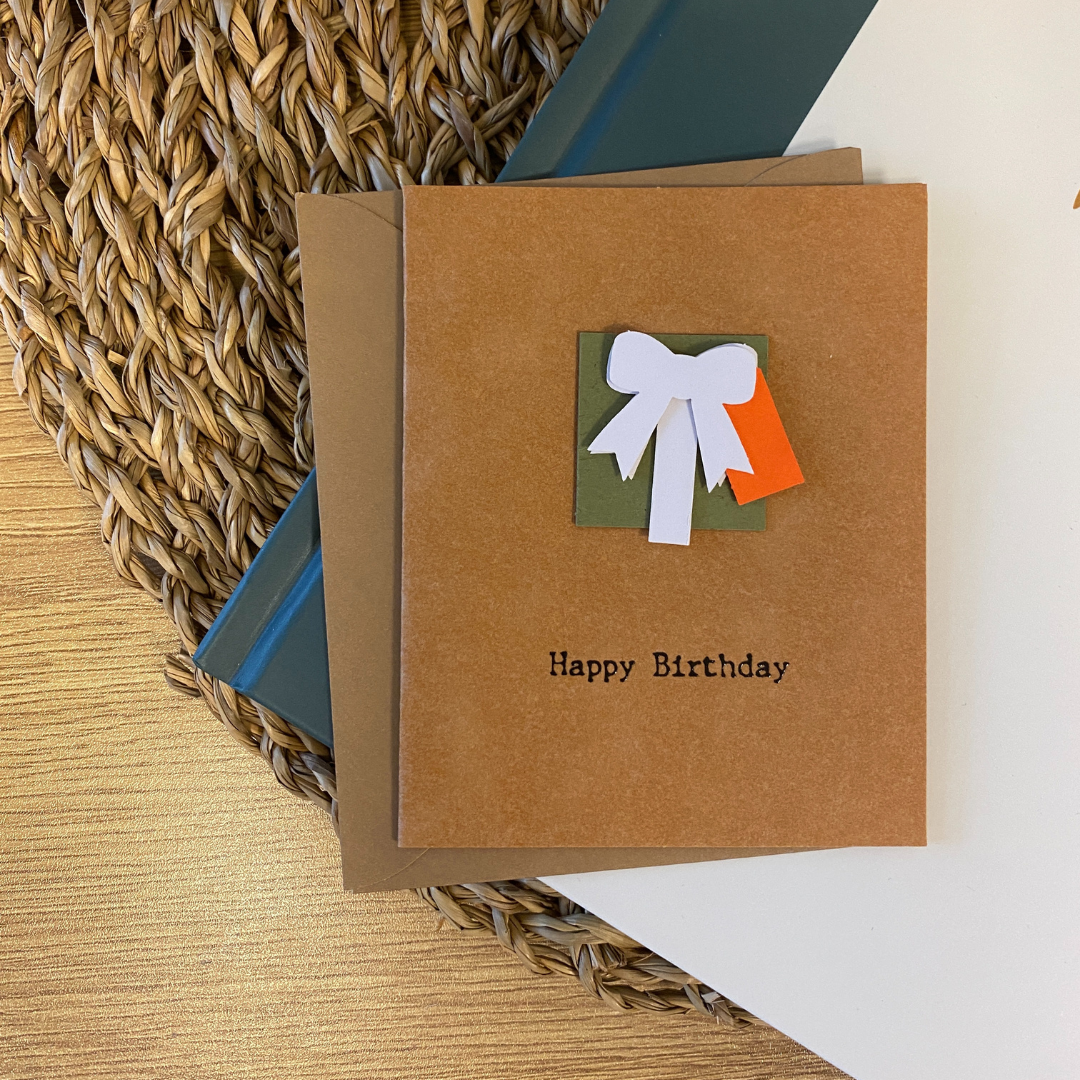 Carte de souhaits en papier kraft représentant un cadeau d'anniversaire.