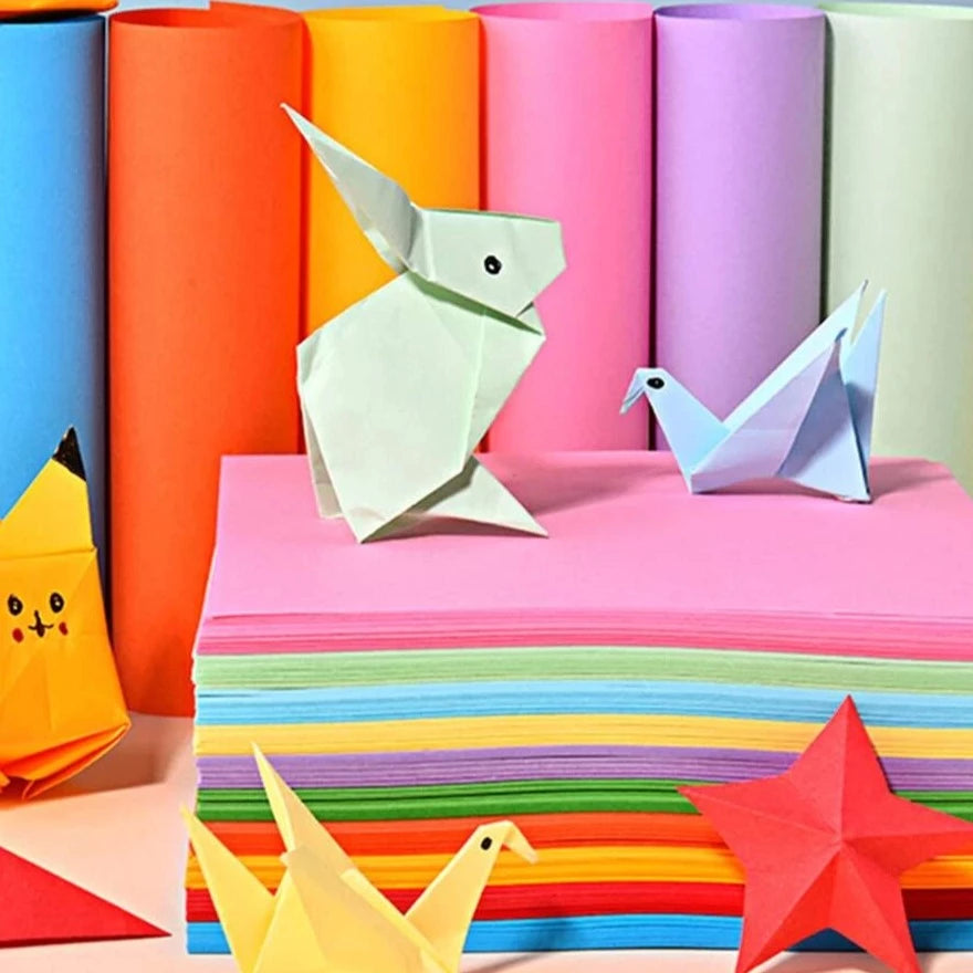 Ensemble de feuilles pour origami de couleurs rose, menthe, bleu, jaune, mauve, vert, orangé et rouge.
