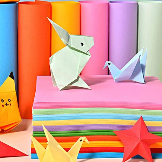 Ensemble de feuilles pour origami de couleurs rose, menthe, bleu, jaune, mauve, vert, orangé et rouge.